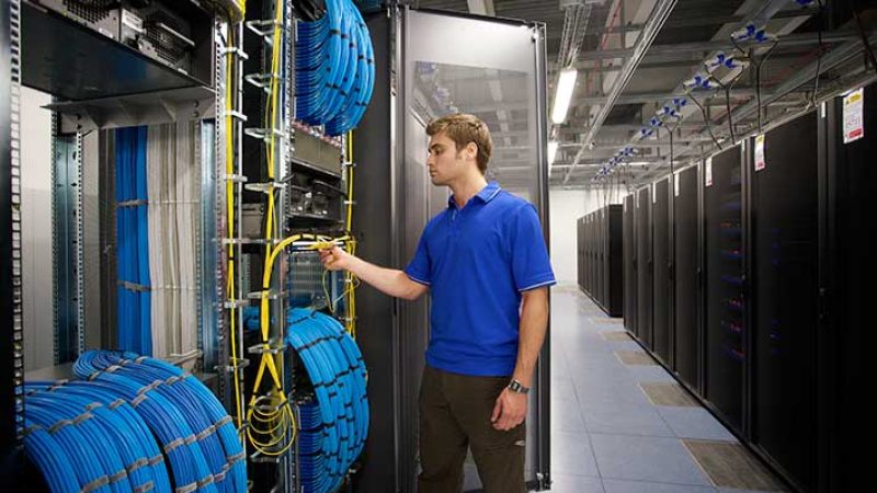 Técnico operando la infraestructura de un centro de datos